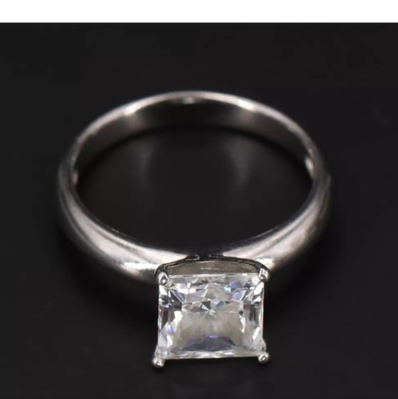 Sterling silver SW DIAMONIQUE‎ emerald cut CZ solitaire ring, sz.7 , 3 grams. - Picture 2 of 5
